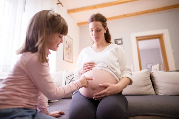 Feliz Niña Tocando Vientre Madre Embarazada — Foto de Stock