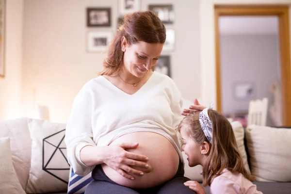 Беременная Мать Счастливая Малышка Вместе — стоковое фото