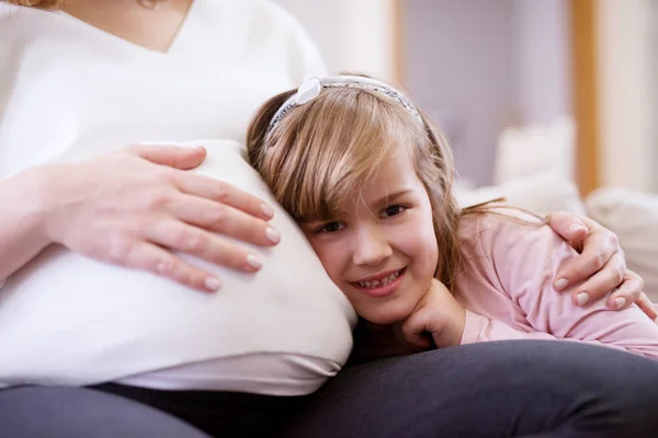 Έγκυος Μητέρα Και Ευχαρίστως Toddler Κορίτσι Μαζί — Φωτογραφία Αρχείου