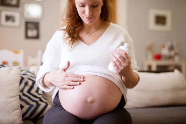 Mujer Embarazada Aplicando Crema Vientre — Foto de Stock