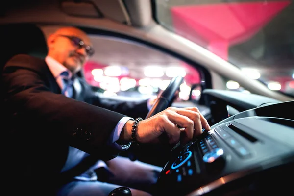 Maduro Elegante Homem Negócios Terno Dirigindo Carro — Fotografia de Stock