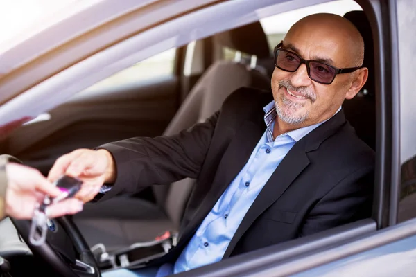 Feliz Maduro Elegante Homem Negócios Sentado Assento Motorista Carro Levando — Fotografia de Stock