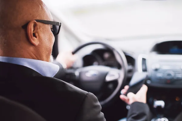 Reifer Eleganter Geschäftsmann Anzug Der Auto Fährt Und Handy Benutzt — Stockfoto