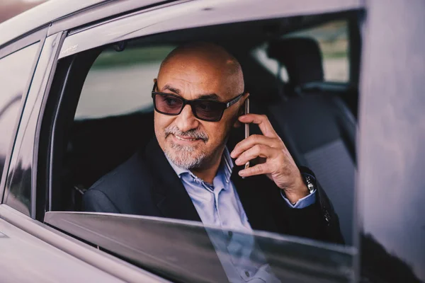 Зрелый Успешный Бизнесмен Заднем Сиденье Автомобиля Разговаривает Смартфоне — стоковое фото