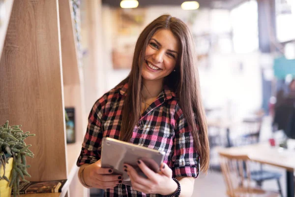 Jovem Mulher Feliz Segurando Tablet Café — Fotografia de Stock