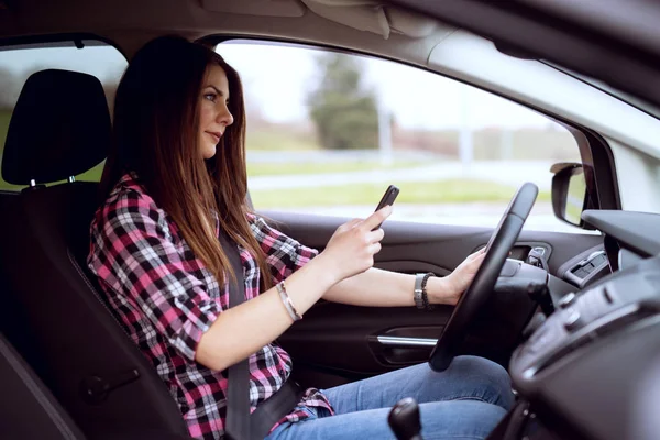 Feliz Jovem Atraente Empresária Mensagens Texto Durante Condução Carro — Fotografia de Stock