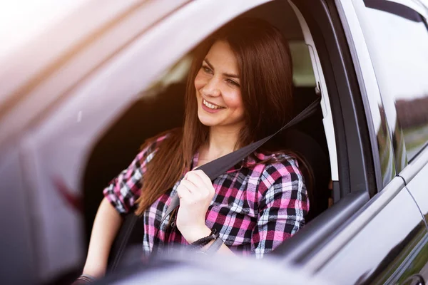 Wanita Muda Cantik Yang Bahagia Mengendarai Mobil — Stok Foto