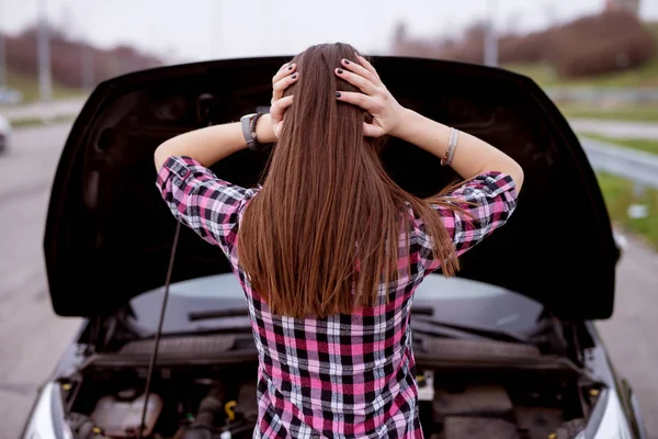 Visão Traseira Jovem Mulher Estressada Olhando Sob Capô Carro — Fotografia de Stock