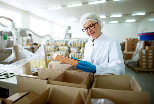 Jonge Vrouwelijke Werknemer Producten Verpakken Dozen Fabriek Berging — Stockfoto