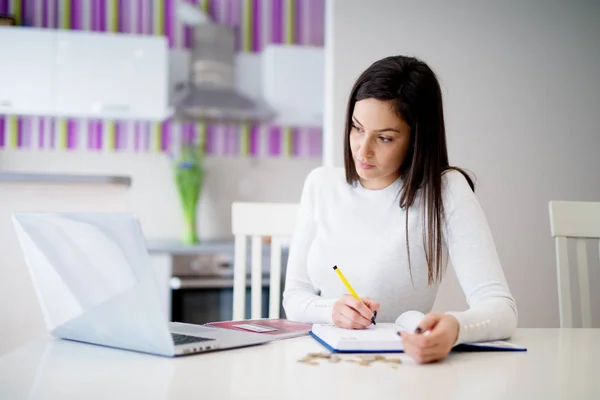 Jovem Mulher Bonita Usando Laptop Escrita Notebook — Fotografia de Stock