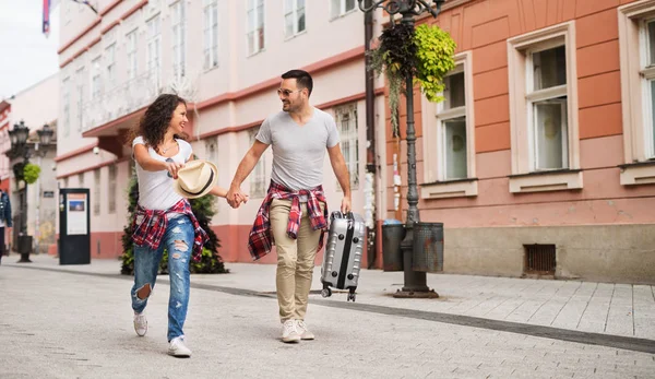 Joven Pareja Amor Feliz Viajando Por Ciudad Tomados Mano — Foto de Stock