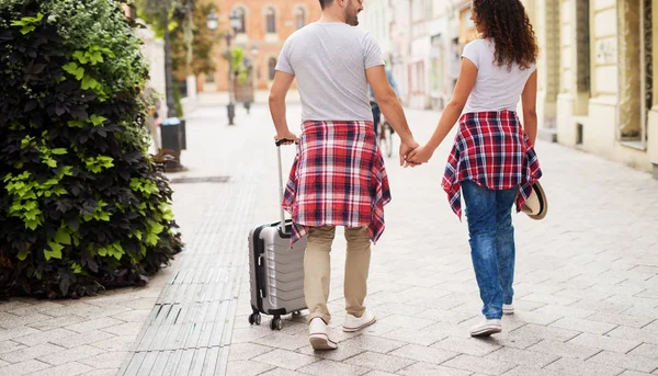 Paar mit Gepäck in der Stadt unterwegs — Stockfoto