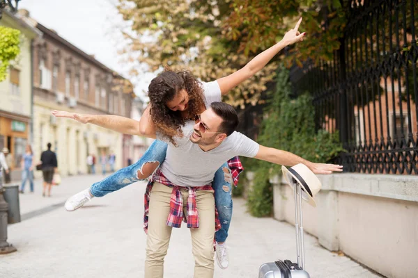 Amor casal gostando de viajar — Fotografia de Stock