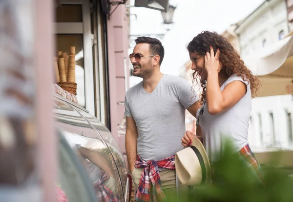 Joven Feliz Amor Pareja Viajando Ciudad Mirando Escaparate Con Helado — Foto de Stock