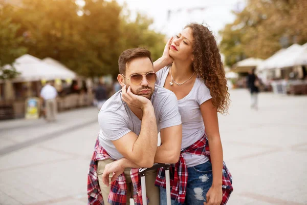 Verveeld paar reizen in stad — Stockfoto