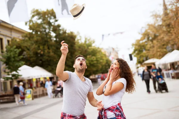 Joven Feliz Amor Pareja Viajar Ciudad Tirar Sombrero Aire —  Fotos de Stock