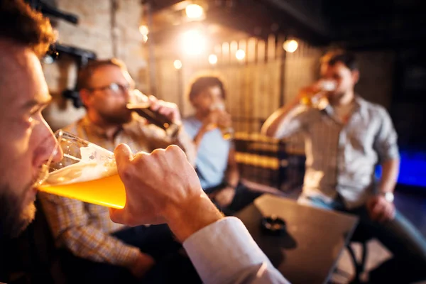 Jóvenes Hombres Barbudos Felices Bebiendo Cerveza Pub —  Fotos de Stock