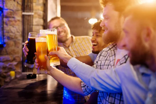 Jovens Homens Barbudos Felizes Comemorando Brindando Com Cerveja Pub — Fotografia de Stock