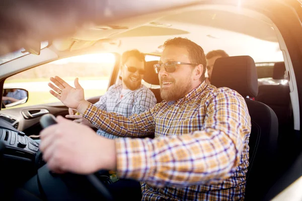 Jovens Amigos Felizes Divertindo Durante Viagem Carro Homens Bonitos Carro — Fotografia de Stock