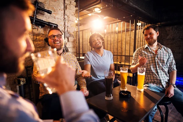 Jóvenes Hombres Barbudos Felices Beber Con Cerveza Pub Divertirse — Foto de Stock