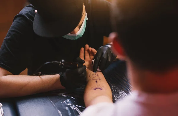 Молодая Целенаправленная Рука Клиента Татуировщика — стоковое фото