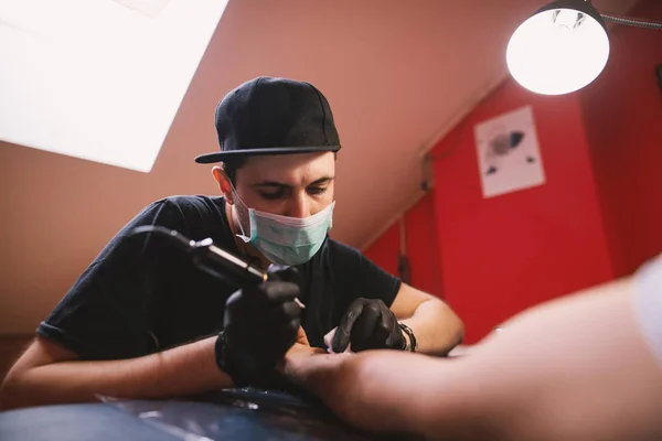 Молодая Целенаправленная Рука Клиента Татуировщика — стоковое фото