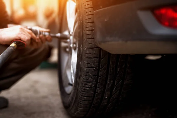 Auto Mekaniker Man Med Elektrisk Skruvmejsel Byta Däck Garage — Stockfoto