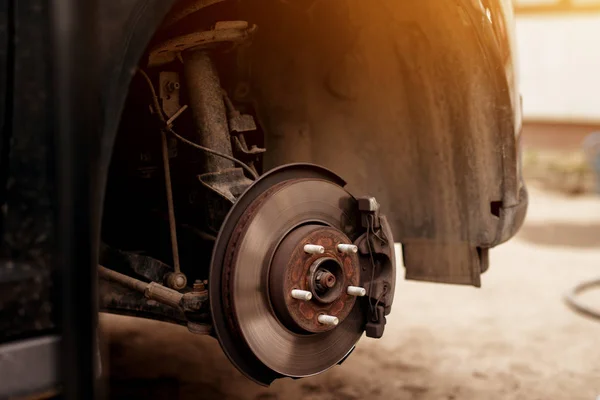 Old Worn Out Rusty Car Wheel Disk Breaks Ready Repair — Stock Photo, Image
