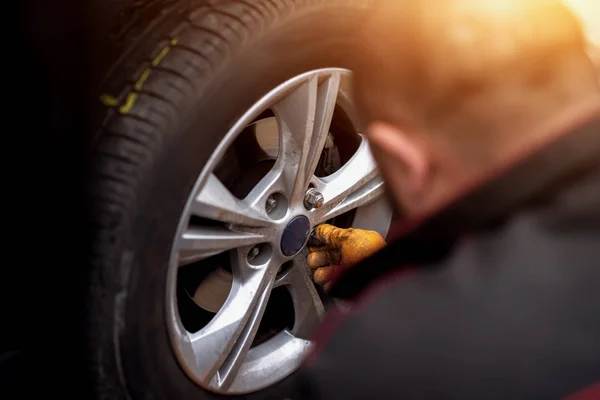 Auto Szerelő Ember Változó Gumiabroncs Garázsban Szárral — Stock Fotó