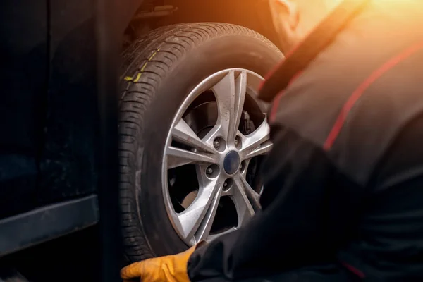 Auto Mechanic Man Yellow Gloves Changing Tire Garage — Stock Photo, Image