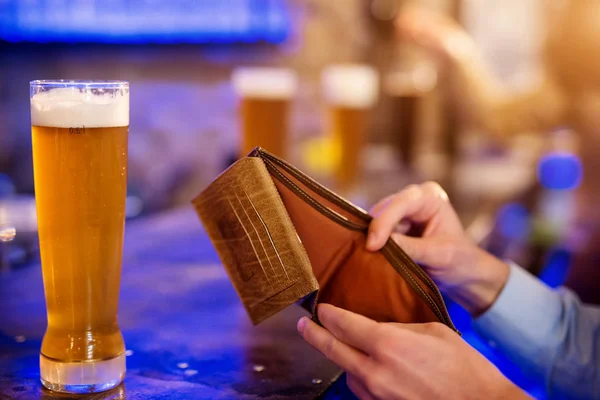 Manos Masculinas Sosteniendo Cartera Vacía Con Cerveza Mesa Bar — Foto de Stock