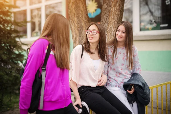 Три Красиві Дівчата Середньої Школи Рюкзаками Говорять — стокове фото
