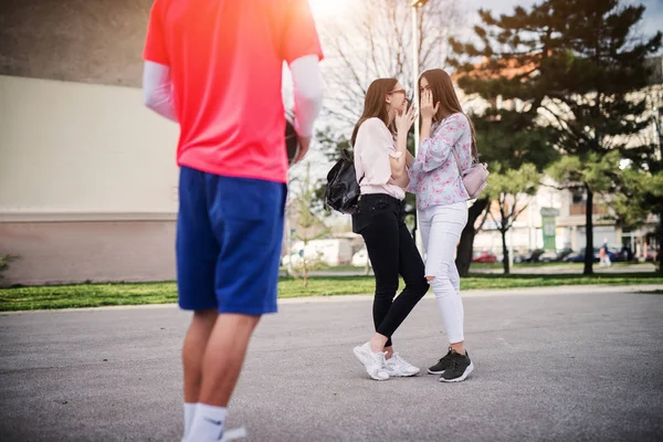 Dos Chicas Secundaria Bastante Tener Una Conversación Riendo Mientras Mira — Foto de Stock