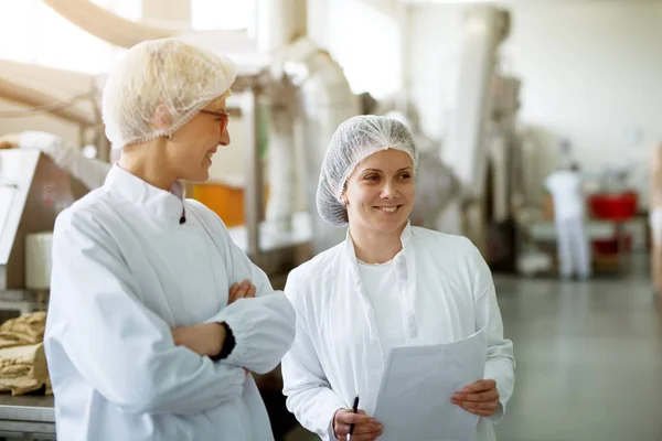 Две Женщины Белой Одежде Фабрике — стоковое фото