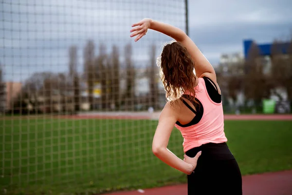 Sportliche Frau Dehnt Sich Vor Dem Laufen Auf Der Leichtathletik — Stockfoto