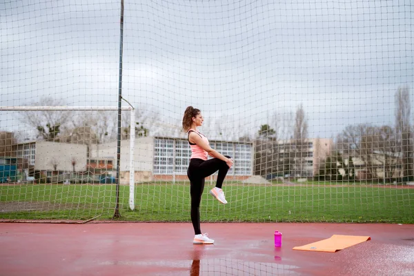 Retrato Mujer Joven Atractiva Haciendo Ejercicio Mientras Escucha Música Pista — Foto de Stock