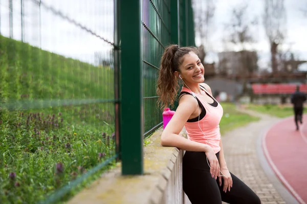 Hermosa Mujer Alegre Descansando Después Del Ejercicio — Foto de Stock