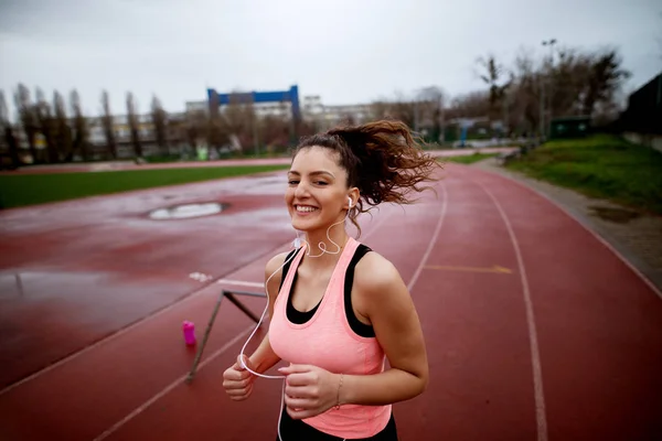 Retrato Atractiva Joven Feliz Mujer Corriendo Mientras Escucha Música Pista — Foto de Stock
