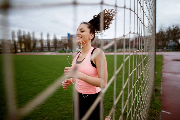 Retrato Atractiva Joven Feliz Mujer Corriendo Mientras Escucha Música Pista — Foto de Stock