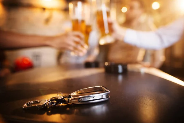 Κλειδιά Του Αυτοκινήτου Στο Τραπέζι Μπροστά Από Γυαλιά Μπύρα Bar — Φωτογραφία Αρχείου