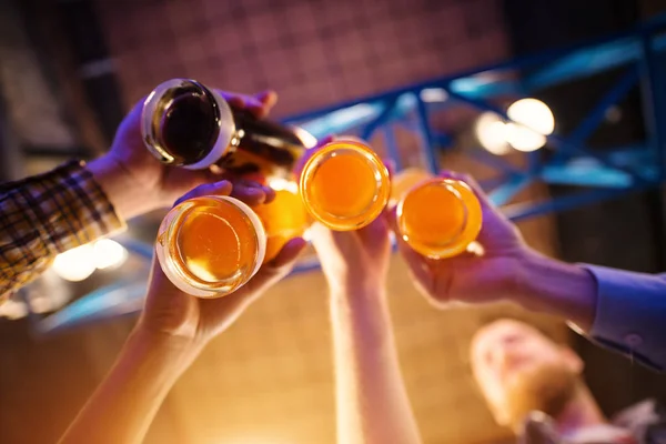 Junge Glückliche Männer Feiern Und Stoßen Mit Bier Kneipe — Stockfoto