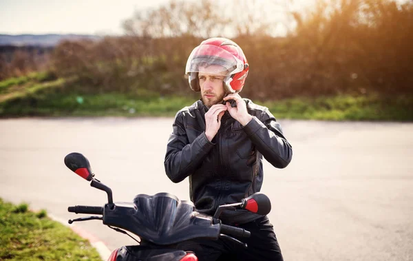 Guidare Concetto Sicuro Giovane Bel Motociclista Giacca Pelle Nera — Foto Stock