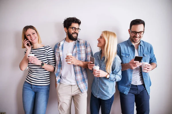 Grupo Jóvenes Compañeros Felices Divirtiéndose Descanso Mientras Bebe Café Usa — Foto de Stock