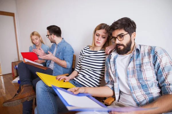 Grupp Leende Och Självsäker Unga Människor Sitter Rad Väntrummet Med — Stockfoto