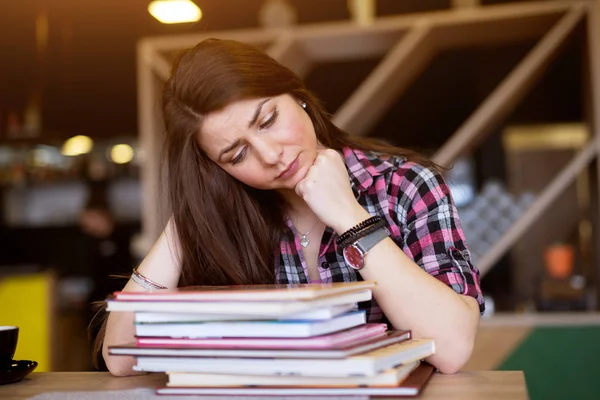 Jovem Estressado Estudante Sexo Feminino Sentado Com Pilha Livros — Fotografia de Stock