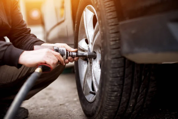 Auto Mecânico Homem Com Chave Fenda Elétrica Trocando Pneu Garagem — Fotografia de Stock