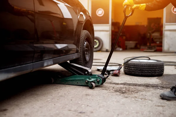 Bilmekaniker Installera Däck Garage — Stockfoto