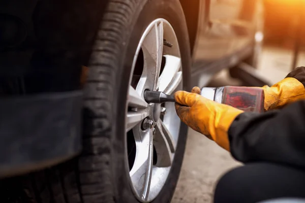 Auto Mecânico Homem Com Chave Fenda Elétrica Trocando Pneu Garagem — Fotografia de Stock