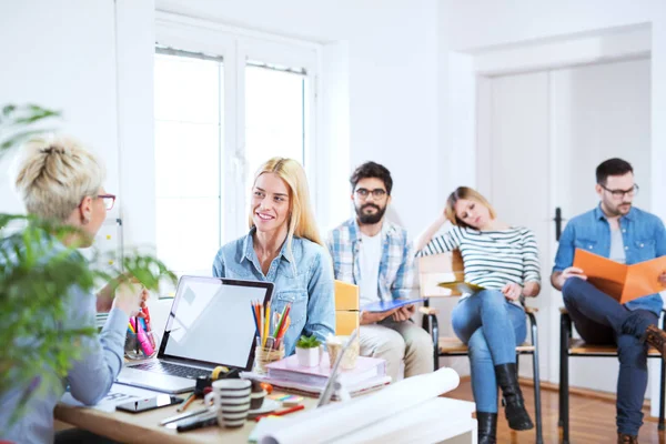 Schöne Junge Frau Gespräch Mit Weiblichen Chef Auf Vorstellungsgespräch — Stockfoto