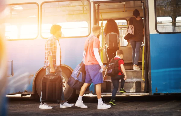 Група Людей Які Їжджають Блакитний Автобус Перевозить Свій Багаж — стокове фото